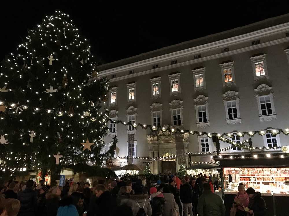 Weihnachtsmarkt Salzburg: Die weihnachtliche Stimmung am Residenzplatz beim Adventmarkt