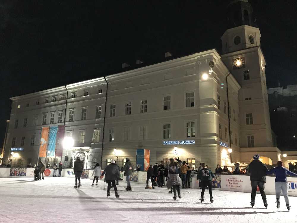 Weihnachtsmarkt Salzburg: Eislaufen am Mozartplatz