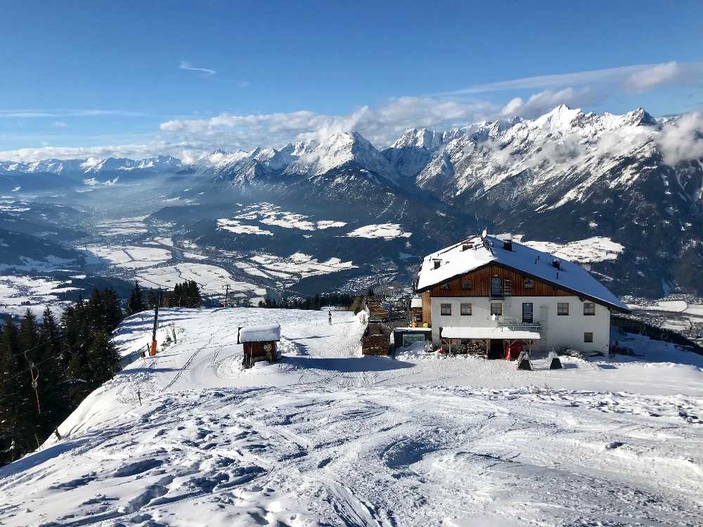 Skigebiet Kellerjoch - das Hecherhaus mit dem Karwendel