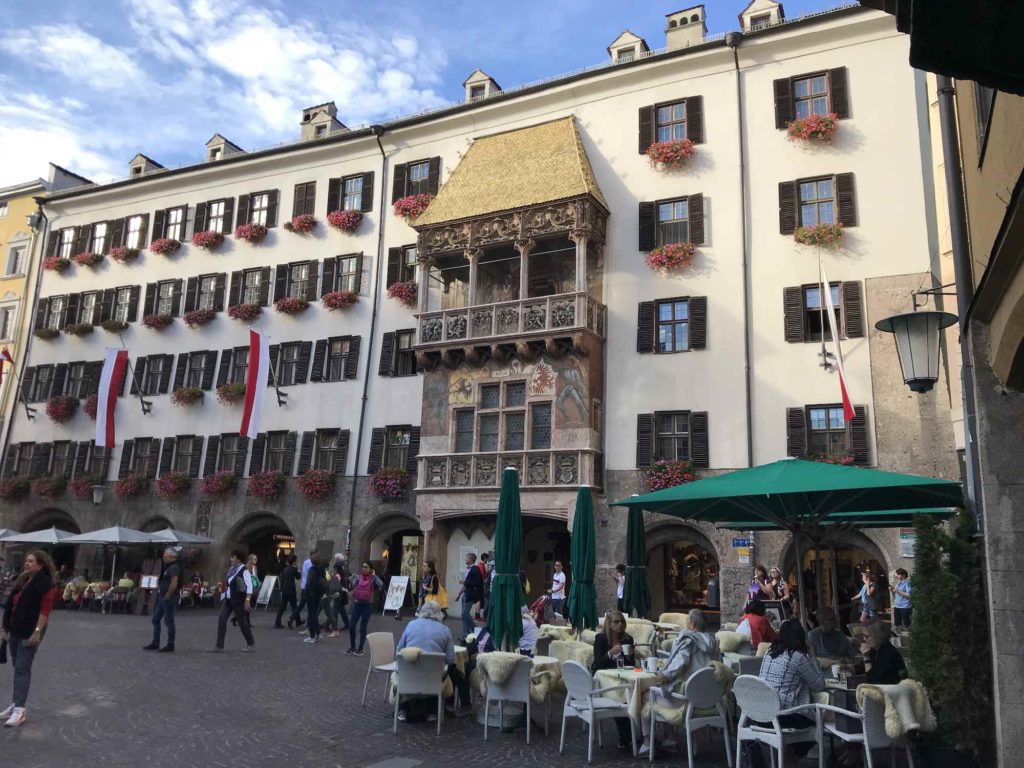 Das berühmte Goldene Dachl und die Altstadt in Innsbruck