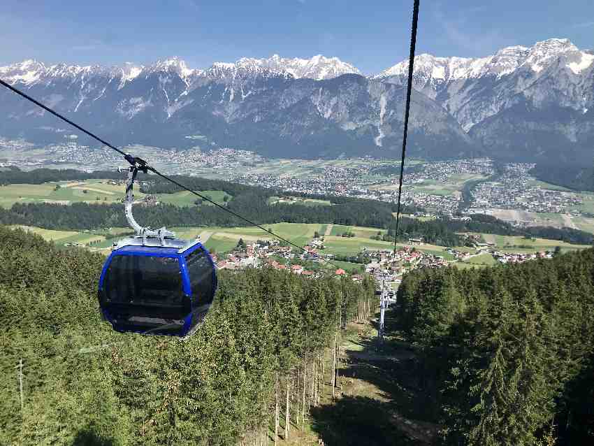 Aus der Glungezerbahn siehst du das Inntal mit Hall in Tirol und das Karwendel