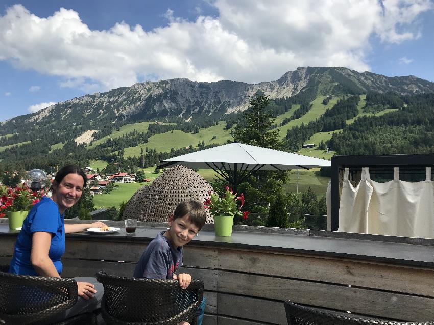 Reisebloggerin Mama Schmidt mit Kind im Familienhotel Oberjoch
