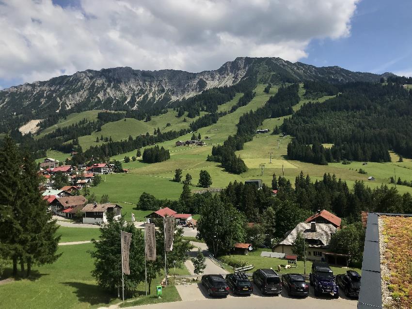 Oberjoch wandern - vom Kinderhotel Oberjoch siehst du den Iseler, tolle Wanderung auf den Gipfel!