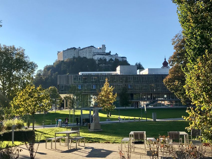 Salzburg Blog - auf diesem Bild triftt die Moderne das historische Salzburg mit der Festung