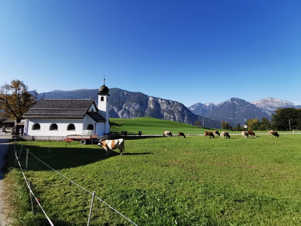 Auf dem auf das Kellerjoch - Dorfidylle mit Karwendel und Rofan am Horizont