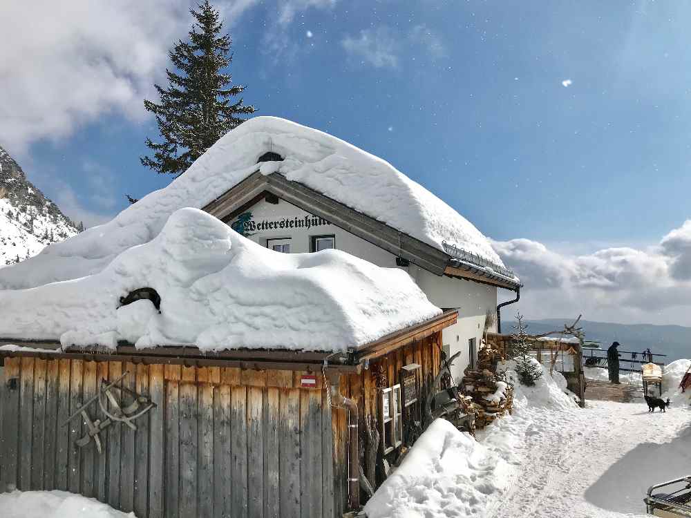 Tirol Reiseziele im Winter: Die Wettersteinhütte auf der Winter Weitwanderung in Seefeld