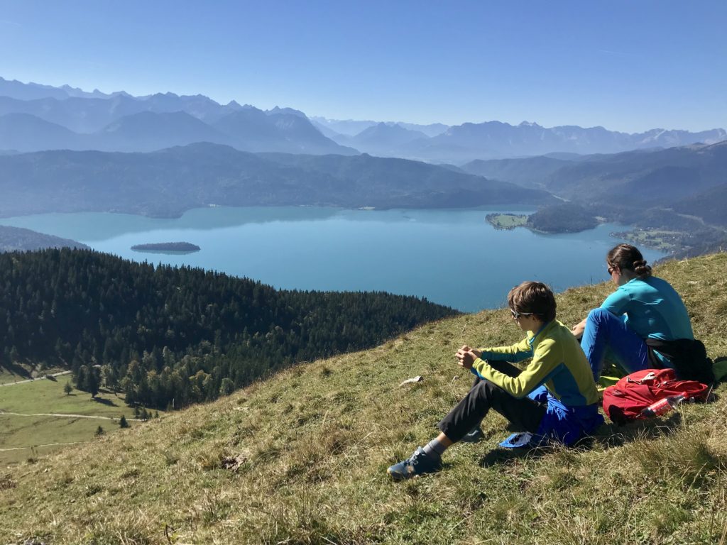 Das ist der Ausblick vom Jochberg auf den Walchensee