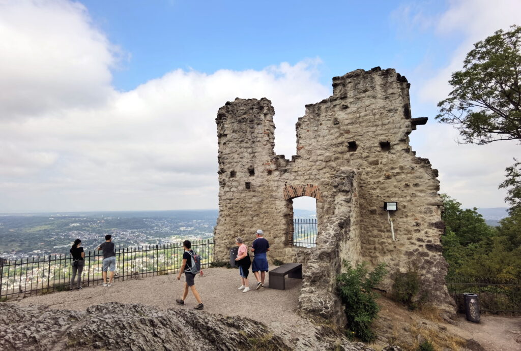 Die Burg Drachenfels auf dem Gipfel