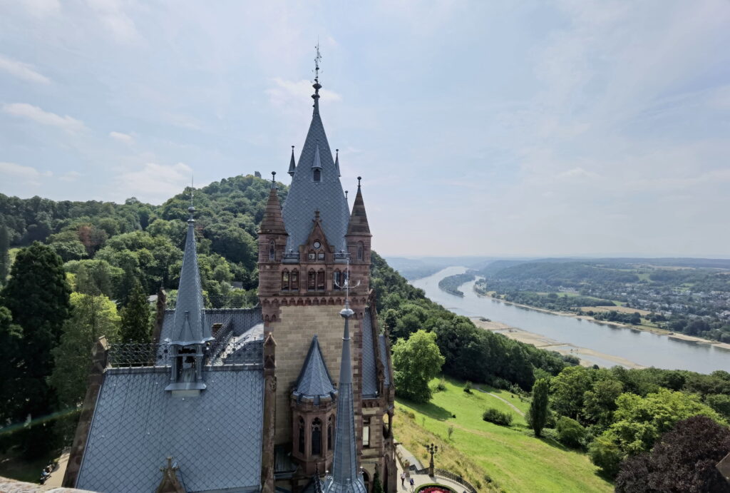 Aussicht vom Schloss Drachenburg auf den Rhein und das Siebengebirge