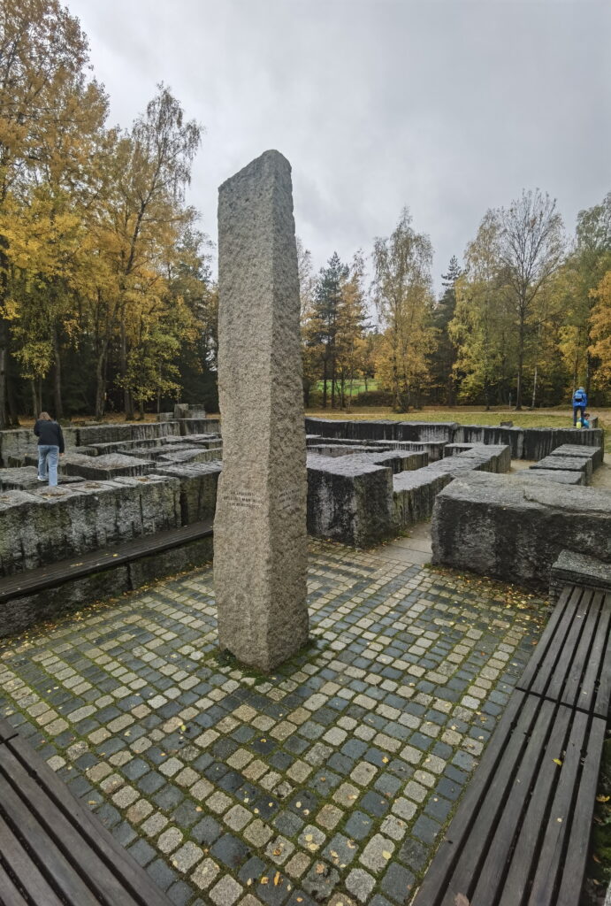 Granitlabyrinth mit Obelisk im Zentrum