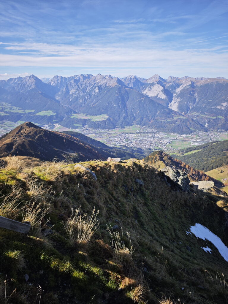 Ausblick bei der Kellerjoch Wanderung auf das Karwendel, Schwaz im Tal